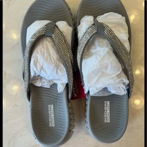 Brand New Skechers Go Walk Sandal Flip Flops Size 10